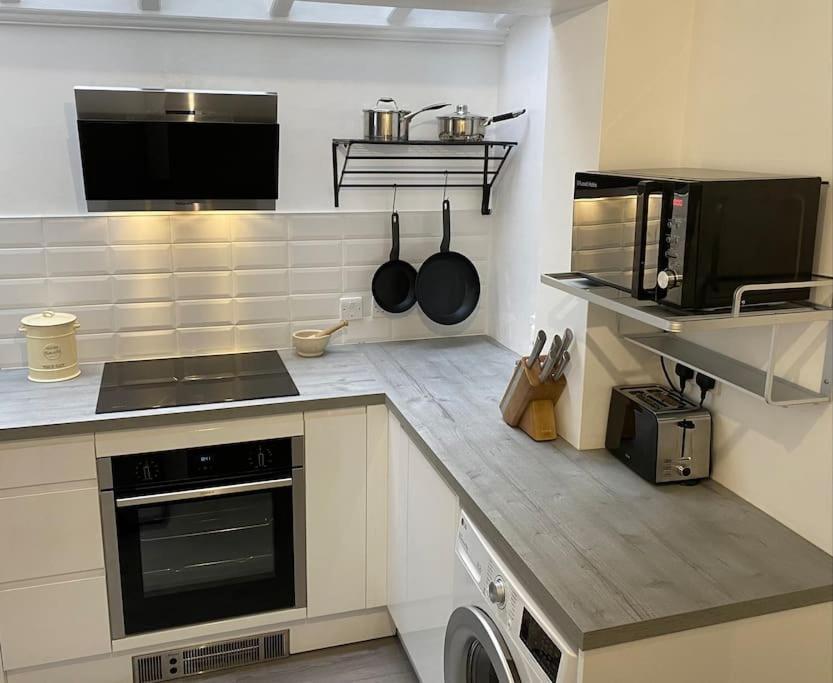 Windsor Cottage: Cosy, Charming, Full Of Character Екстериор снимка